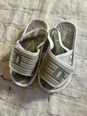 AIR BALANCE GREY AND WHITE WITH HEEL STRAP VELCRO STRAP GIRLS SANDALS SIZE 10